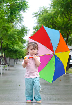 帶彩色雨傘的女孩