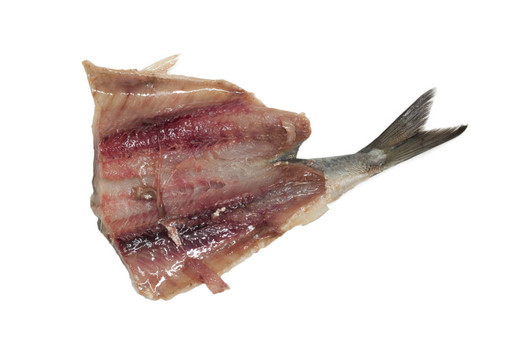 白色背景上腌制的鯡魚