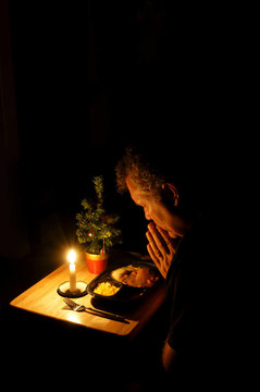 在電視晚宴上祈禱
