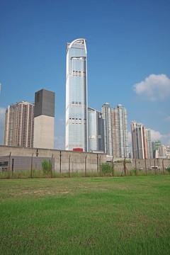 黃昏中的現(xiàn)代辦公建筑