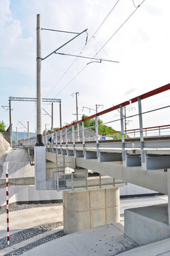鐵路軌道；路堤；電桿
