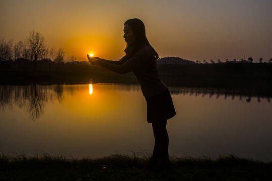 捧夕陽攝影錯位攝影