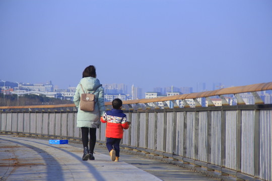 母親媽媽帶孩子兒子散步