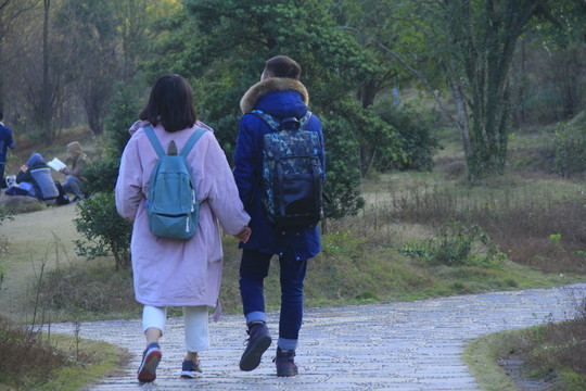 公園情侶牽手散步