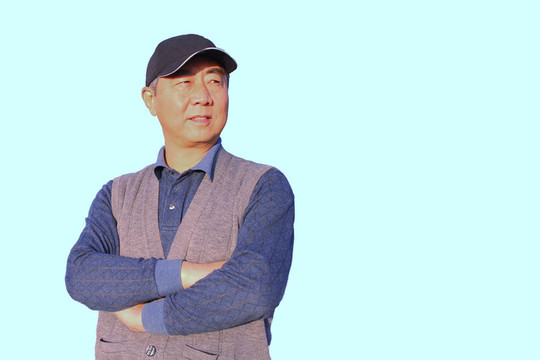 亞洲男子站在白色背景的資深尋找正確的隔離特寫肖像