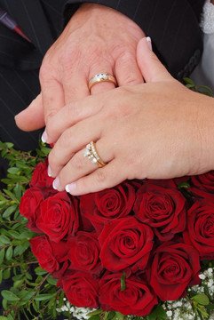 結(jié)婚戒指和玫瑰花花束