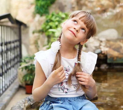 戶外小女孩肖像