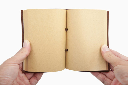 打開書在白色背景隔離在手