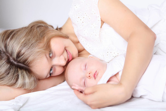 年轻母亲和婴儿的肖像