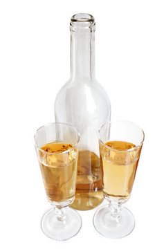 白葡萄酒酒瓶和酒杯
