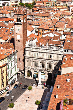 在百草廣場Torre dei Lamberti；維羅納