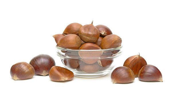 板栗（Castanea sativa）在一個玻璃碗