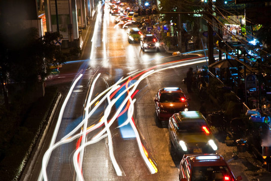 晚上在主要道路的汽車光束