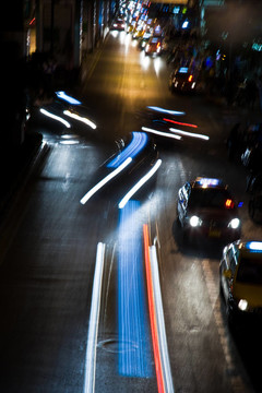 晚上在主要道路的汽車光束
