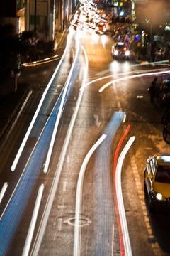 晚上在主要道路的汽車光束