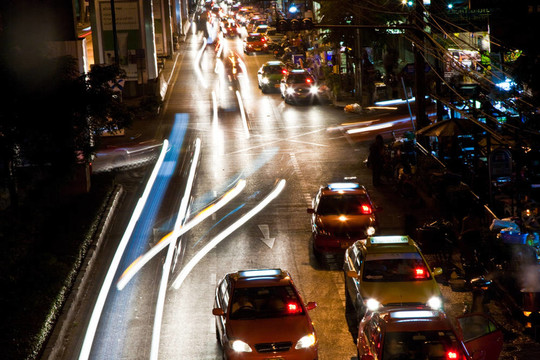 晚上在主要道路的汽車光束