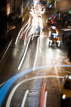 晚上在主要道路的汽車光束