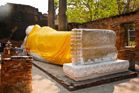在如來(lái)佛祖身著寺屈艾柴Mongkol黃色圍巾