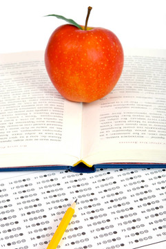 考試成績表與蘋果和書籍