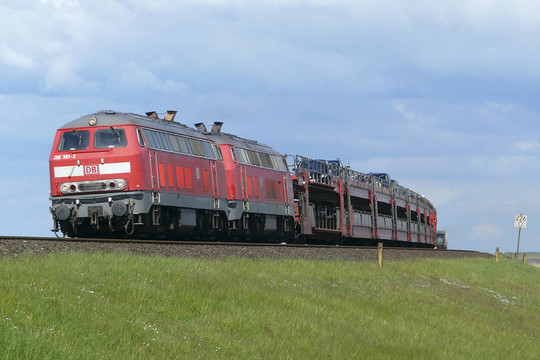 島上的汽車穿梭火車到達(dá)德國(guó)的敘爾特島；