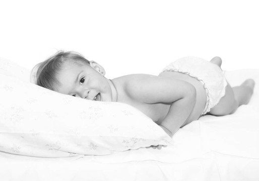 床上的嬰兒