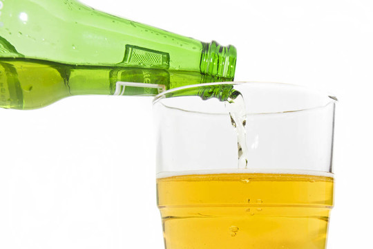 把啤酒倒進玻璃杯