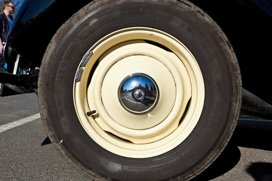一個(gè)長(zhǎng)青的車(chē)輪