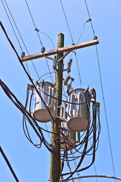 帶有電纜和絕緣體的電塔