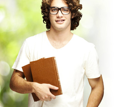 男子拿著書