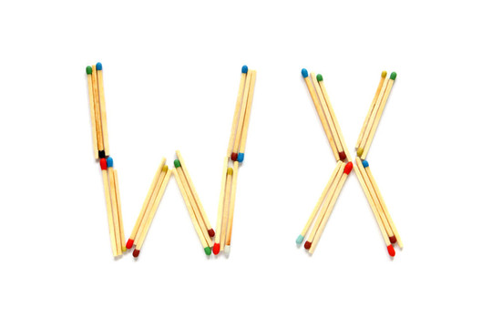 在白色背景上用火柴制成的字母W和X