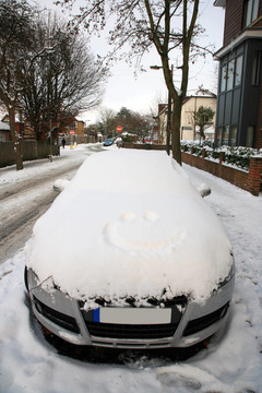 被雪覆蓋的車