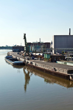河上的旧工业建筑