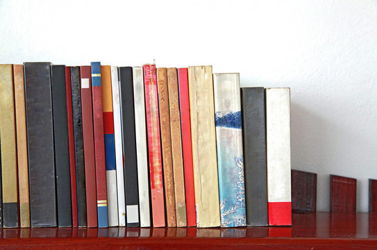 木制書架上的書