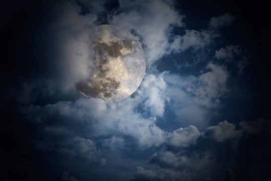 多云滿月夜
