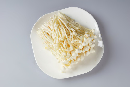一盤金針菇