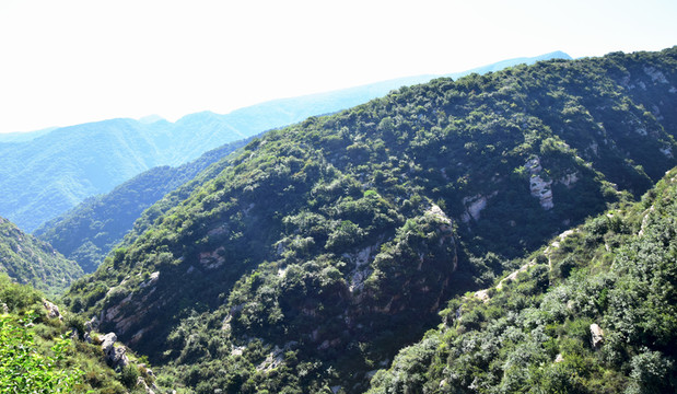 起伏的山脈和山谷