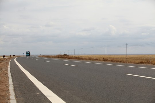 草原上的公路