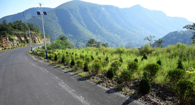 盤山路和遠(yuǎn)山景觀