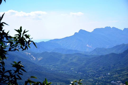 連綿不絕的山脈遠(yuǎn)景圖
