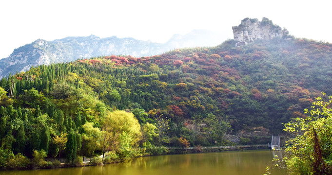 彩色的山嶺和平靜的水面