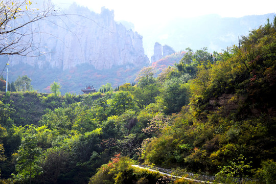 薄霧中的山川風(fēng)景