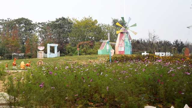 花叢風(fēng)車和動(dòng)物雕塑