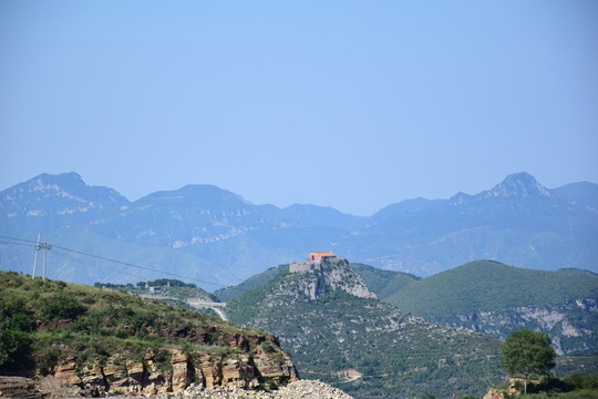 山頂上的古建筑攝影圖