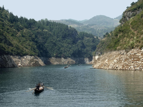 在神農(nóng)溪河船
