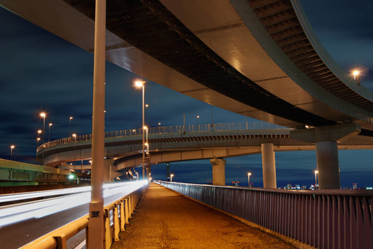 夜晚的道路