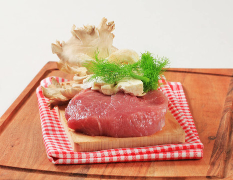 生紅肉和蠔菇