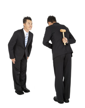 企業(yè)的競(jìng)爭(zhēng)concept.two亞洲商人弓著錘子后面