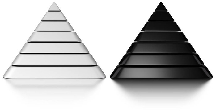 黑白金字塔在白色背景上的反射