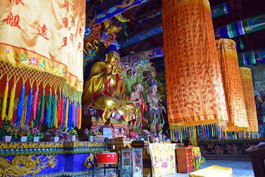 廟堂里的經(jīng)幡和佛像