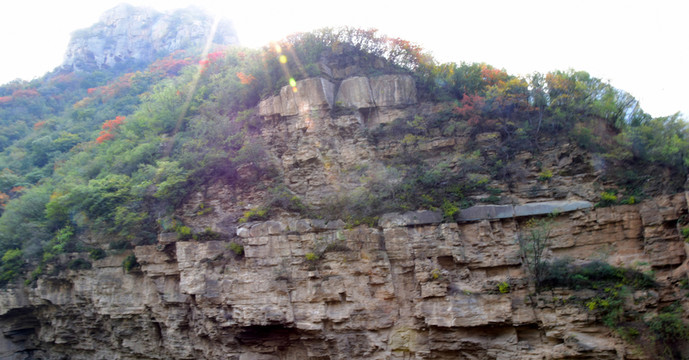 陽(yáng)光照射下的山嶺